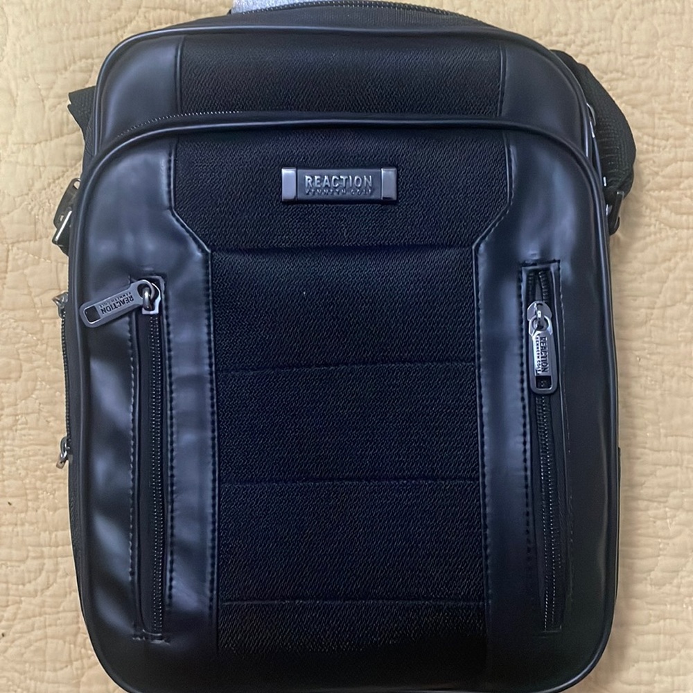 NWT Kenneth Cole Messanger bag